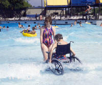  photo d'un individu entrant dans une piscine d'action à vagues 