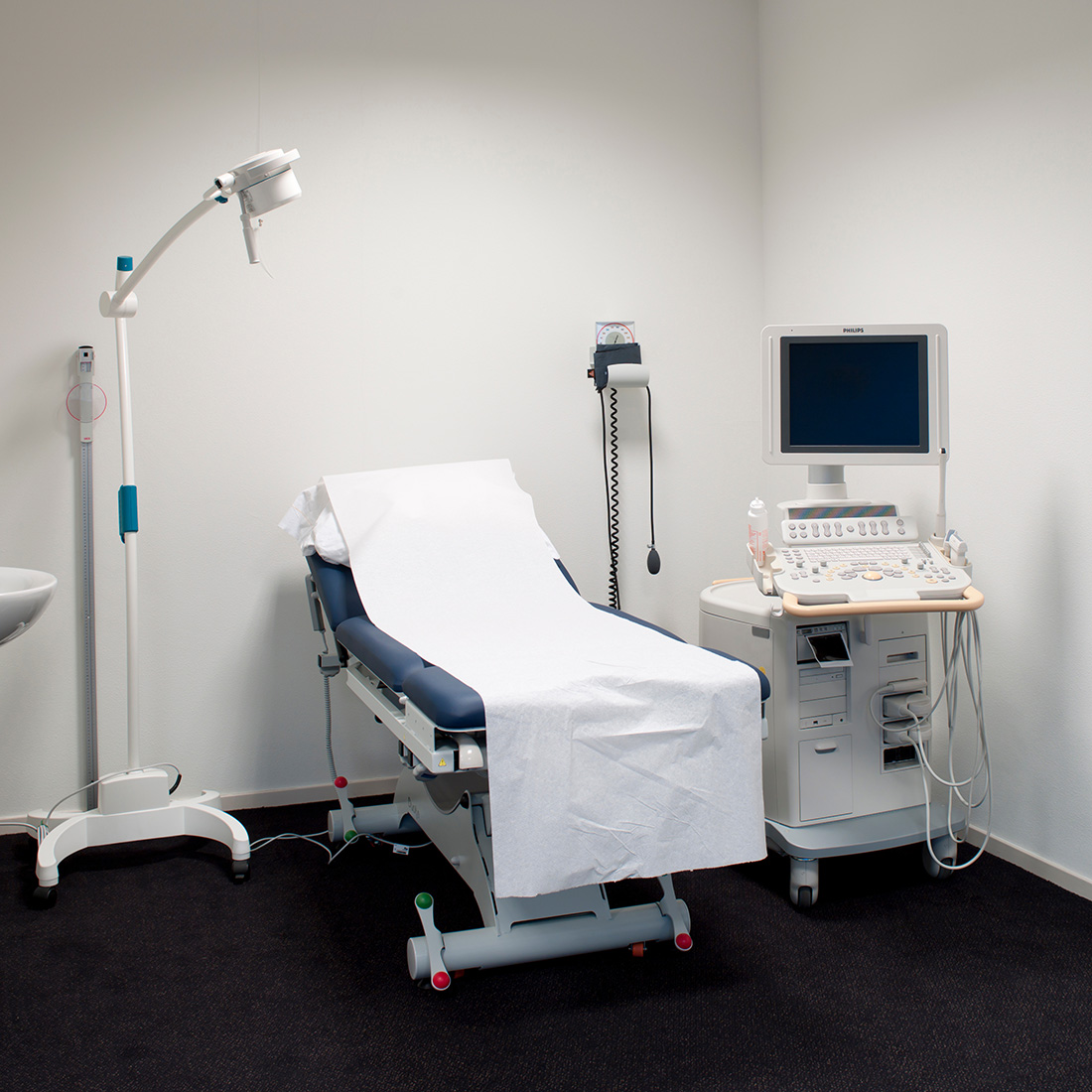 medical room with diagnostic equipment