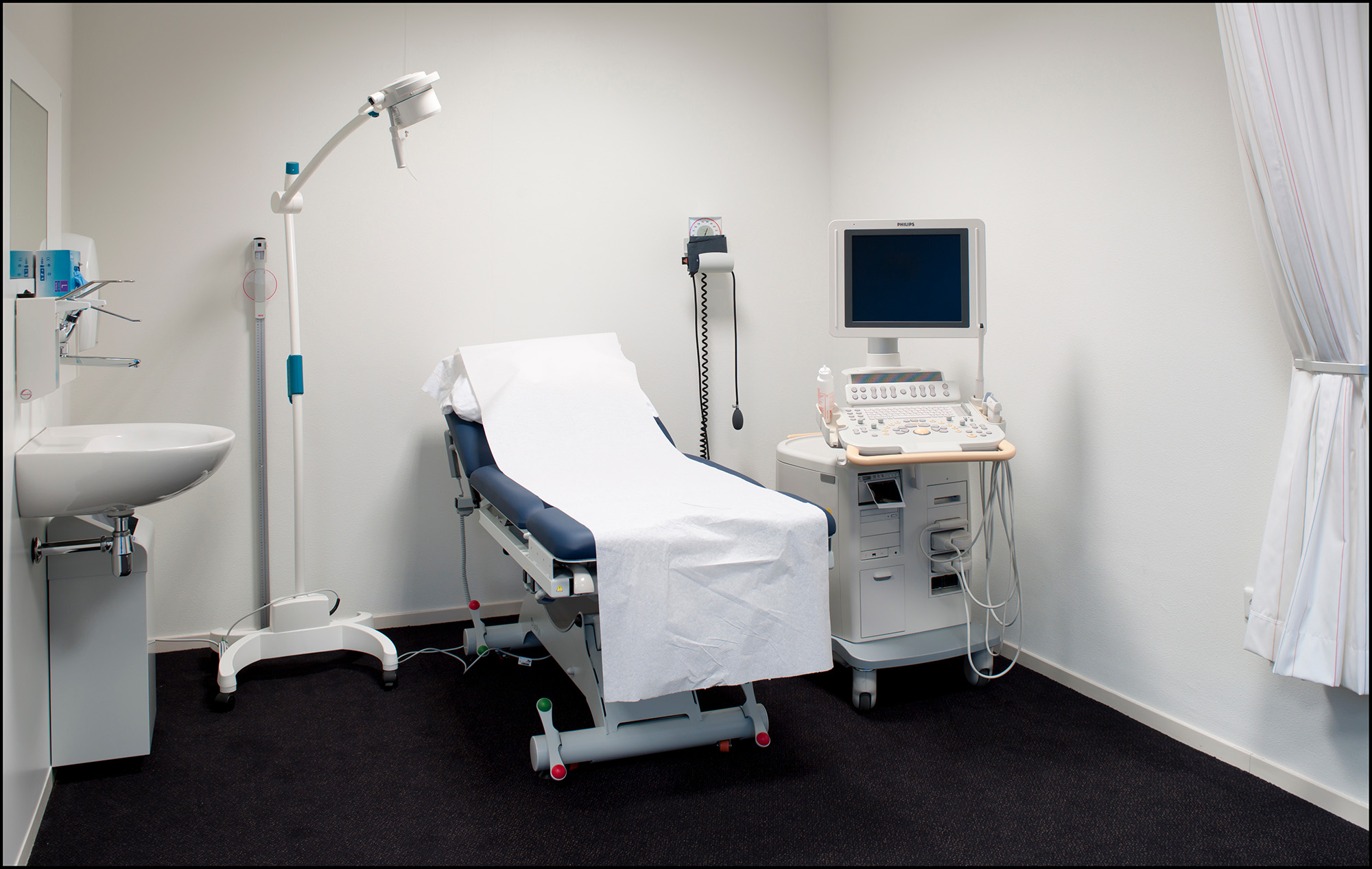 Medical room with diagnostic equipment